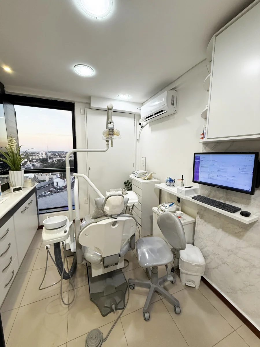 Vista da sala de atendimento com equipamentos odontológicos